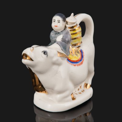 купить Штоф-кувшин "Бодхисатва на быке", фарфор, роспись, золочение, Монголия, 1960-1980 гг.