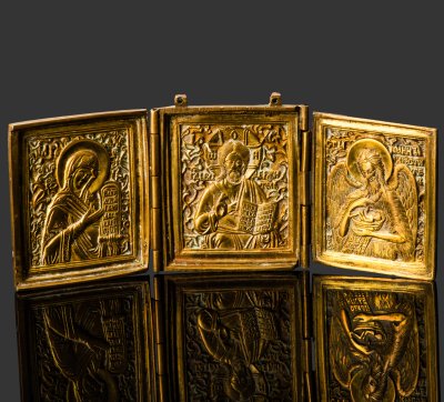 купить Складень трёхстворчатый «Деисус» (Богоматерь, Иисус Христос, Иоанн Предтеча (Креститель)), декорированный изображением Голгофского креста на левой створке, латунь, литье, Российская империя, 1850-1900 гг.
