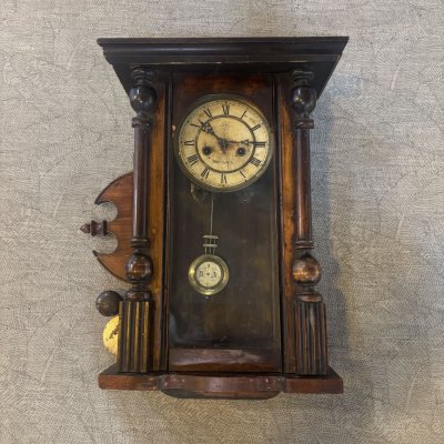 купить Часы настенные "Юнгансъ" в корпусе с фигурными боковыми устоями, дерево, металл, стекло, Junghans, Германия, 1880-1920 гг.