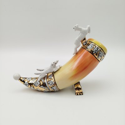 купить Статуэтка "Рог с охотничьей сценой", фарфор, роспись, золочение, Киевский экспериментальный керамико-художественный завод (КЭКХЗ), СССР, 1962-1976 гг.