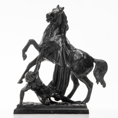 купить Скульптура "Конь с упавшим всадником", (по модели П.К. Клодта, уменьшенная копия скульптуры из "Укрощение коня" для Аничкова моста), чугун, крашение, Кусинский чугунолитейный завод (Куса), СССР, 1977 г.