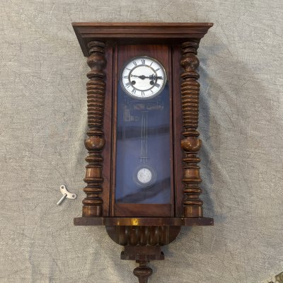 купить Часы настенные в корпусе c декором в виде боковых колонн на створке (марка "E.R. Sehlanker"), ключ в комплекте, дерево, металл, стекло, Германия, 1890-1910 гг.