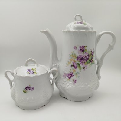 купить Набор из кофейника и сахарницы с цветочным рельефным декором, фарфор, деколь, Западная Европа, 1910-1940 гг.
