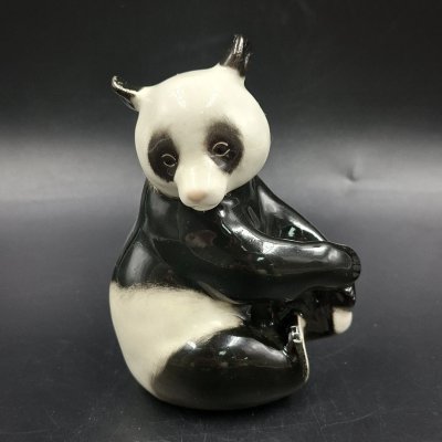 купить Статуэтка "Панда сидит", скульптор П.П. Веселов, фарфор, роспись, Ленинградский фарфоровый завод (ЛФЗ), СССР, 1970-1990 гг.
