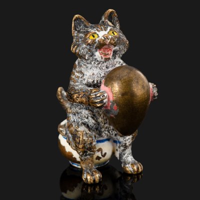 купить Статуэтка миниатюрная "Кот на горшке с яйцом" (венская бронза), бронза, холодные эмали, Австро-Венгрия, 1880-1915 гг.