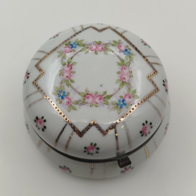 купить Шкатулка округлой формы с декором в виде цветочных гирлянд, фарфор, роспись, золочение, сплав металлов, Европа, 1960-1980 гг.