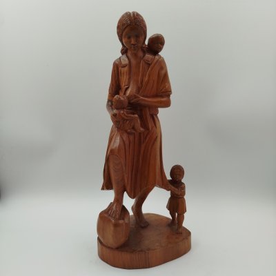 купить Статуэтка "Девушка с детьми", дерево, резьба, Мадагаскар, 1990-2010 гг.