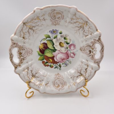 купить Блюдо с прорезными ручками, фигурным бортом и цветочной композицией в центре, фарфор, роспись, золочение, C. Tielsch & Co., Германия, 1850-1870 гг.
