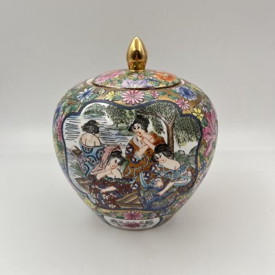 купить Ваза круглая с крышкой, украшенная сценой купания красавиц в медальоне с цветочным декором на золотом фоне, фарфор, деколь, роспись, золочение, Китай, 1970-1990 гг.