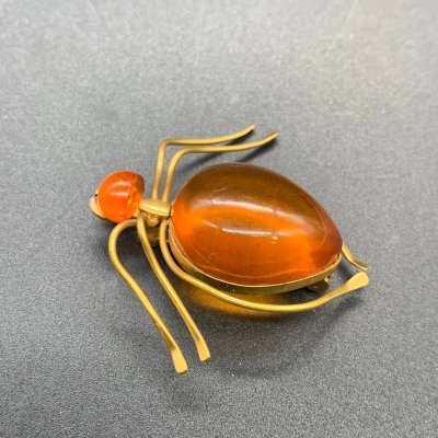 купить Брошь в виде паука (в коробке производителя), янтарь, латунь, Калининградский янтарный комбинат, СССР, 1970-1990 гг.