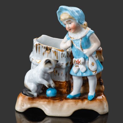 купить Статуэтка (спичечница, подставка для зубочисток) "Девочка с играющим котенком", фарфор, роспись, золочение, Западная Европа, 1890-1920 гг.