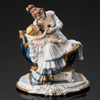 купить Статуэтка "Материнство" ("Мама с младенцем"), Capodimonte Viertasca, фарфор, роспись, золочение, Италия, 1980-1990 гг.