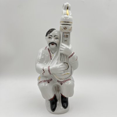 купить Штоф "Казак с бандурой" (из-под горилки), ООО "Глазурь", фарфор, роспись, золочение, Украина, 1993-2010 гг.