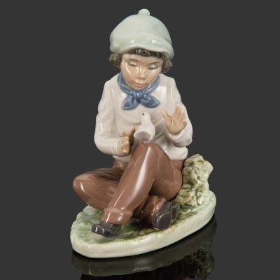 купить Статуэтка "Мальчик с голубем", скульптор Vicente Martínez, фарфор, роспись, NAO Porcelain, Испания, 1991 г.