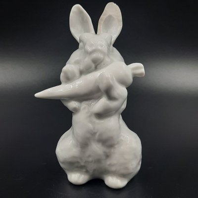 купить Статуэтка "Заяц с морковкой", скульптор Е.И. Чарушин, фарфор, Ленинградский фарфоровый завод (ЛФЗ), СССР, 1970-1990 гг.