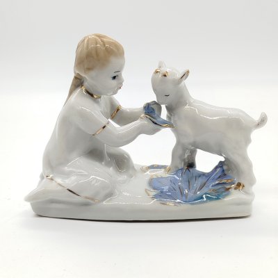 купить Статуэтка "Алёнушка с козленком" ("Девочка с козленком"), автор Л.П.Азарова, фарфор, роспись, золочение, Турыгинский фарфоровый завод артели «Художественная керамика» (Гжель), СССР, 1950-1970 гг.