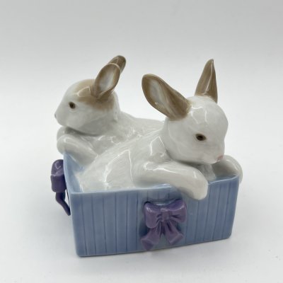купить Статуэтка "Кролики в коробке", фарфор, роспись, NAO Porcelain, Испания, 1988-2000 гг.