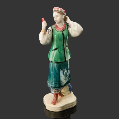 купить Статуэтка "Оксана", скульптор М. П. Холодная, фаянс, роспись, Конаковский фаянсовый завод им. М.И. Калинина (ЗиК Конаково), СССР, 1960-1980 гг.