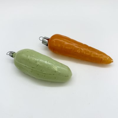 купить Набор из 2-х елочных игрушек (морковка, огурец), стекло, крытье, СССР, 1960-1980 гг.