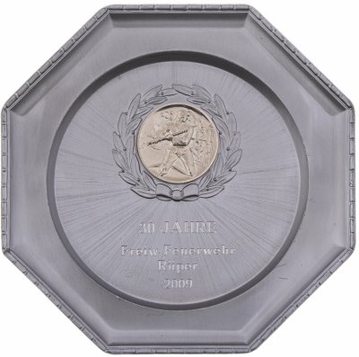 купить Тарелка настенная восьмиугольная, с гравировкой и медальоном в честь тридцатилетия пожарной части, олово, Германия, 2009 г.