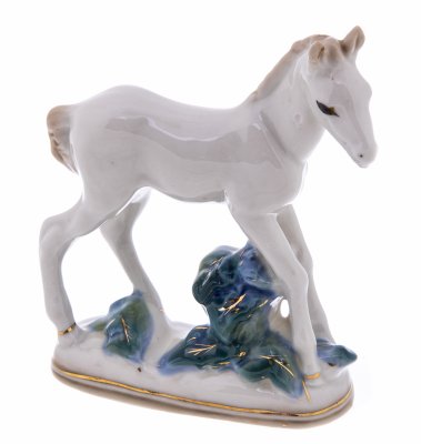купить Статуэтка "Жеребенок", скульптор Л. П. Азарова , СССР, 1950-1960 гг., фарфор, золочение, Турыгинский фарфоровый завод артели «Художественная керамика» (Гжель), СССР, 1950-1960 гг.