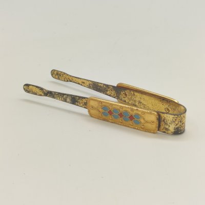 купить Щипцы для сахара, мельхиор (медь-никель), золочение, перегородчатая эмаль, Ленинградское производственное объединение «Русские самоцветы», СССР, 1972-1991 гг.
