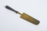 купить Лопатка сервировочная с рукоятью, декорированной рельефным орнаментом, серебро 84 пр. (ввозное клеймо), металл, Западная Европа, 1900-1913 гг.