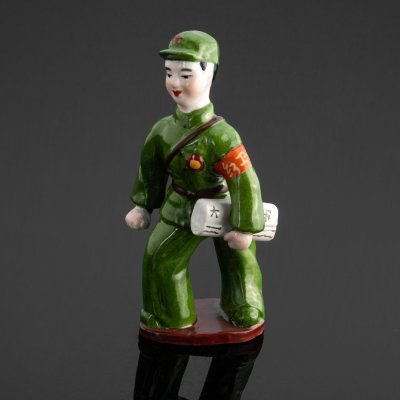 купить Статуэтка "Хунвэйбин", реплика с оригинала периода Культурной революции в Китае, фарфор, роспись, Китай, 2000-2010 гг.