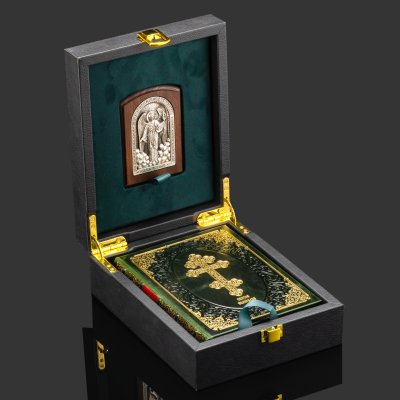 купить Подарочный набор "Святое Евангелие" с иконой Ангел Хранитель, бумага, кожаный переплет, тиснение, золочение, обрез с принтом; дерево, металл, серебрение; в подарочном коробе с бархатным ложеменом, обтянутом кожей и бархатной подарочной упаковке, Российская Федерация, 2025 г.