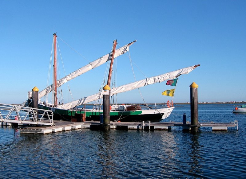 Современная рыбацкая беспалубная каравелла