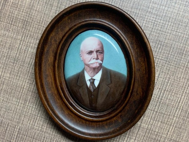 Портретная финифть