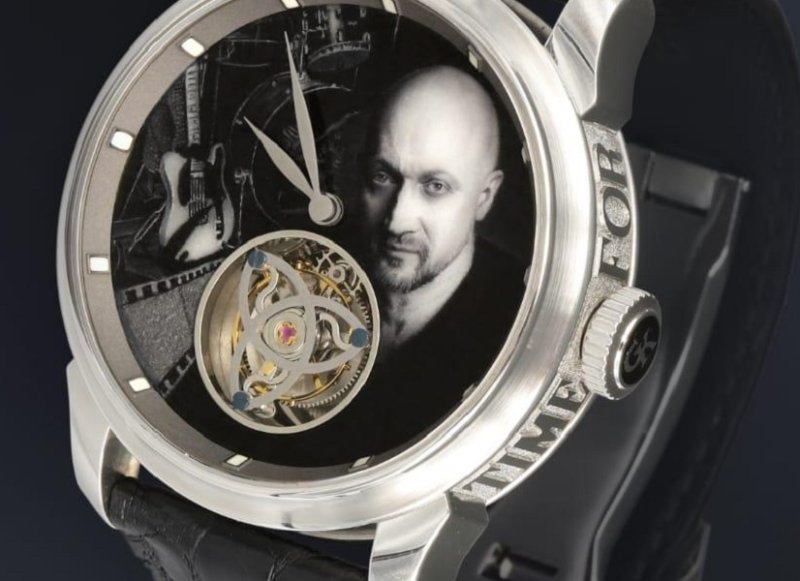 Финифть на циферблате наручных часов