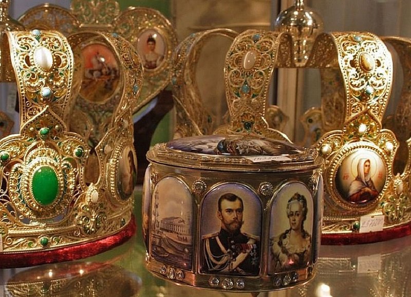 Финифть на императорских коронах и шкатулке