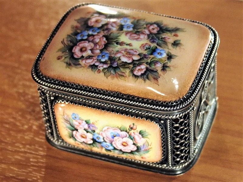 Шкатулка с финифтью Ростовских мастеров