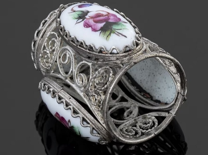 Наперсток из филиграни с финифтью 1990-х гг.