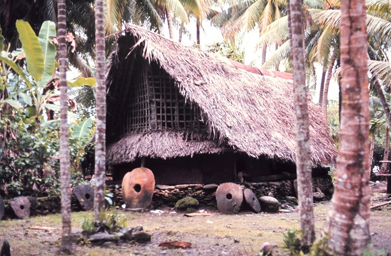 Каменный капитал возле одной из хижин острова