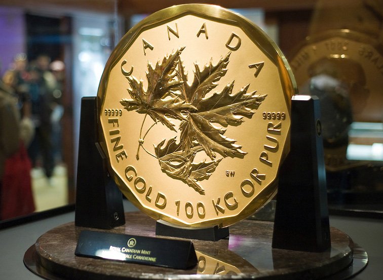 Big Maple Leaf в музее