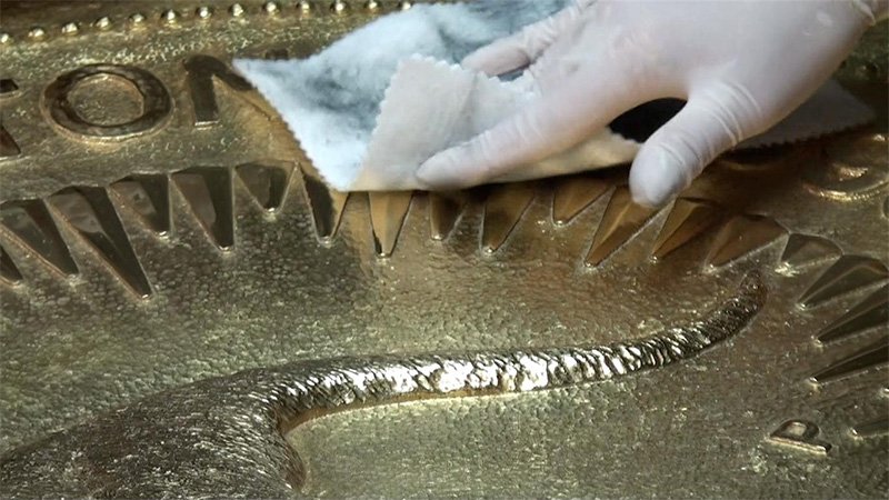 Полировка поверхности самой большой монеты мира