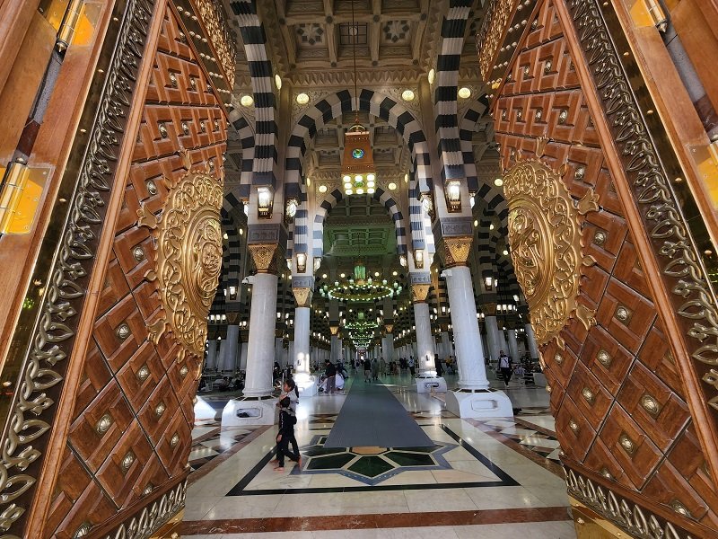 Интерьер Мечети пророка Masjid an-Nabawi