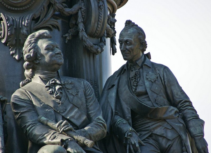 Потемкин и Суворов на памятнике Екатерине II в Санкт-Петербурге