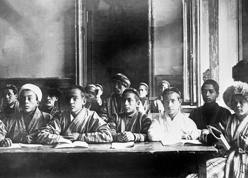 Занятия по ликбезу в Советском Туркестане, 1925 г.
