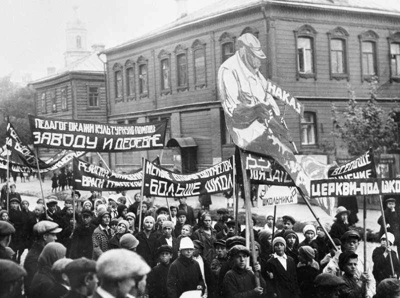 Демонстрация в поддержку ликбеза. Москва, 1927 г.