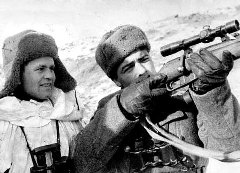 Зайцев со своим учеником под Сталинградом, 1943 г.