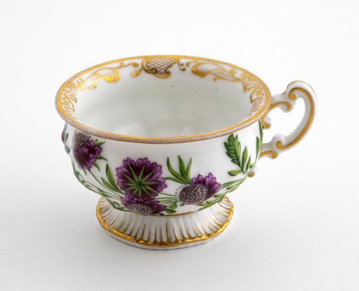 Чашка, украшенная рельефным цветочным декором, фарфор, роспись, золочение, 1810-1830 гг.
