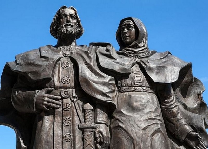 Памятник Петру и Февронии в   Муроме