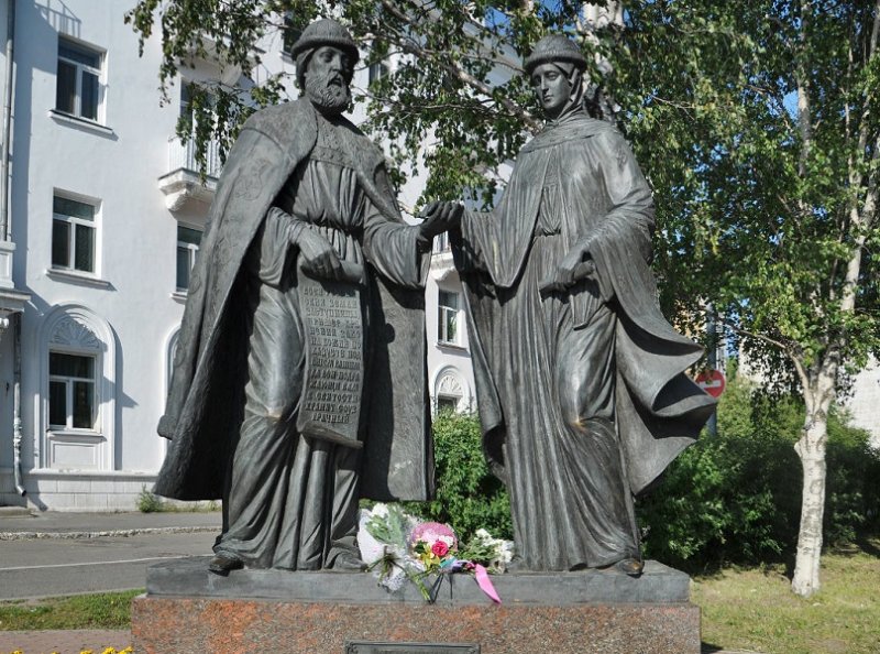 Памятник Петру и Февронии в Архангельске
