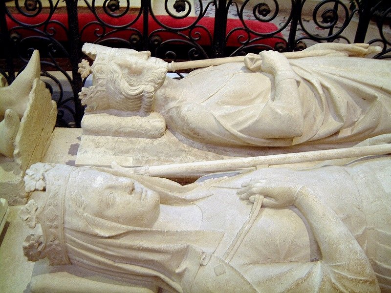 Саркофаги Пипина Короткого и его жены Бертрады в аббатстве Сен-Дени, 2020 г.