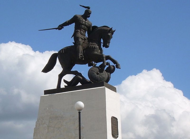 Памятник князю Святославу в Белгороде