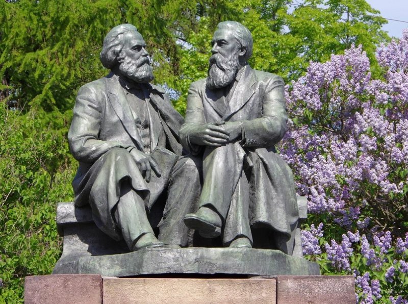 Памятник Марксу и Энгельсу в Петрозаводске