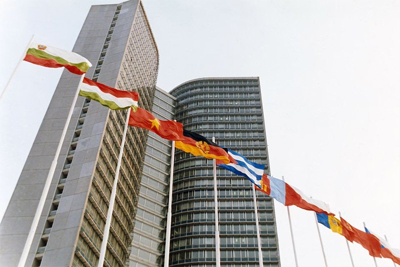 Флаги соцстран перед зданием СЭВ